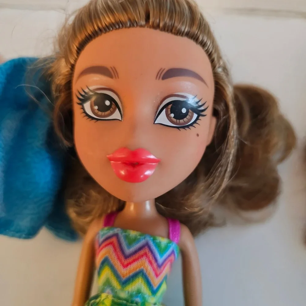 Bratz‎ Doll Lot of 4 Pink Brown Hair with Extra Shoes and Accessories
